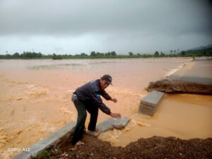 Jalan penghubung antara Nagari Rawang Gunung Malelo Surantih dan Nagari Koto Teratak di Kecamatan Sutera, putus dihantam banjir.
