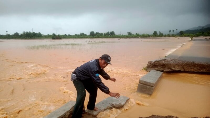 Jalan penghubung antara Nagari Rawang Gunung Malelo Surantih dan Nagari Koto Teratak di Kecamatan Sutera, putus dihantam banjir.