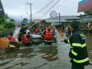 Plt Kepala BPBD Kota Padang Yenni Yuliza mengatakan bahwa dari data sementara ada 35 titik banjir yang terjadi di ibu kota Sumbar ini