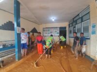 Sebuah masjid di Kelurahan Batang Arau dihantam longsor pada Jumat (14/7/2023). Ketinggian endapan longsor mencapai 1 meter.