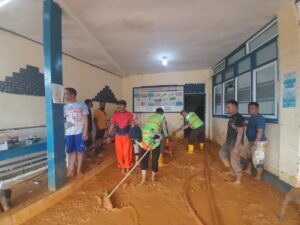 Sebuah masjid di Kelurahan Batang Arau dihantam longsor pada Jumat (14/7/2023). Ketinggian endapan longsor mencapai 1 meter.