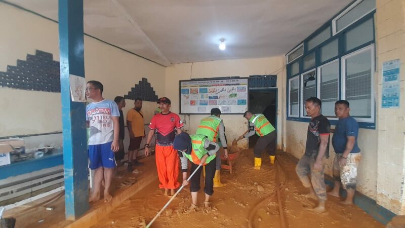Sebuah masjid di Kelurahan Batang Arau dihantam longsor pada Jumat (14/7/2023). Ketinggian endapan longsor mencapai 1 meter.