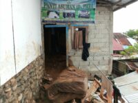 Sebuah panti asuhan dihantam longsor pasca hujan lebat melanda Kota Padang, Jumat (14/7/2023). Longsor itu menyebabkan bangunan yang dipakai