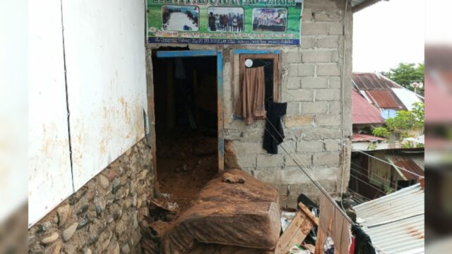 Sebuah panti asuhan dihantam longsor pasca hujan lebat melanda Kota Padang, Jumat (14/7/2023). Longsor itu menyebabkan bangunan yang dipakai