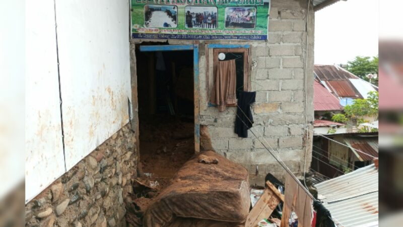 Sebuah panti asuhan dihantam longsor pasca hujan lebat melanda Kota Padang, Jumat (14/7/2023). Longsor itu menyebabkan bangunan yang dipakai
