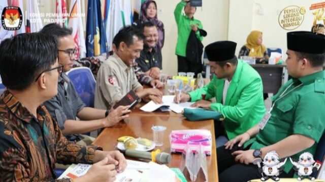 Sebanyak 13 parpol mengajukan perbaikan dokumen persyaratan bakal calon legislatif untuk Pemilu serentak tahun 2024 ke KPU Padang.