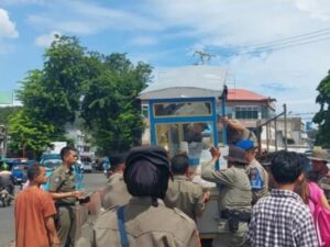 Satpol PP Kota Padang menyita sejumlah payung dan gerobak milik pedagang kaki lima (PKL) Pasar Raya, Senin (17/3/2023).