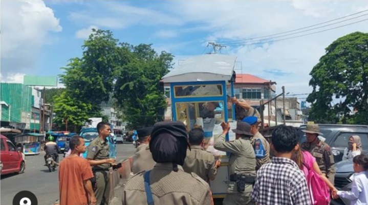 Satpol PP Kota Padang menyita sejumlah payung dan gerobak milik pedagang kaki lima (PKL) Pasar Raya, Senin (17/3/2023).
