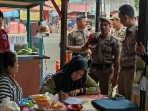 tujuh pedagang kaki lima PKL di Kelurahan Ulak Karang Selatan, Kecamatan Padang Utara mendapatkan surat teguran dan peringatan dari Satpol PP