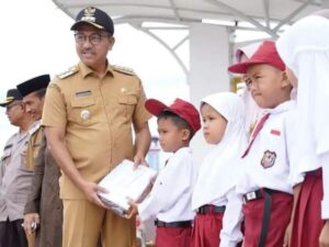 Pemkab Solok Selatan membagikan sebanyak 21.828 stel pakaian sekolah gratis pada 2023 ini. Pembagian seragam sekolah gratis ini