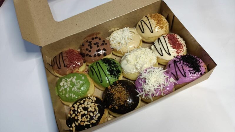 Zaman sekarang pengusaha kuliner semakin meningkat dengan berbagai ide usaha. Salah satunya ide usaha dengan berjualan donat.