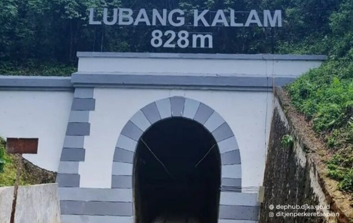 Sumatra Barat (Sumbar) memiliki beberapa terowongan kereta api. Terowongan kereta api di Sumbar ini memiliki ciri khas.