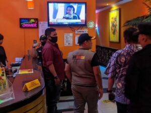 Diduga melanggar Peraturan Daerah (Perda) Nomor 8 tahun 2023 tentang Minuman Beralkohol, dua pengusaha karaoke di Kota Padang mendapatkan surat panggilan dari Satpol PP.