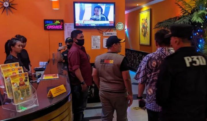 Diduga melanggar Peraturan Daerah (Perda) Nomor 8 tahun 2023 tentang Minuman Beralkohol, dua pengusaha karaoke di Kota Padang mendapatkan surat panggilan dari Satpol PP.
