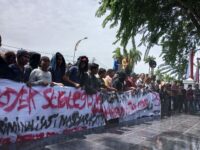 Masyarakat Air Bangis, Kabupaten Pasaman Barat, yang melakukan demonstrasi di depan kantor Gubernur, melayangkan delapan tuntutan