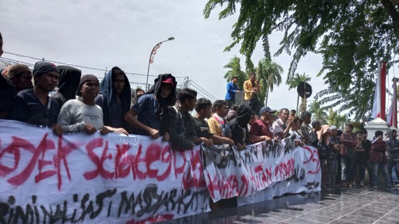 Masyarakat Air Bangis, Kabupaten Pasaman Barat, yang melakukan demonstrasi di depan kantor Gubernur, melayangkan delapan tuntutan