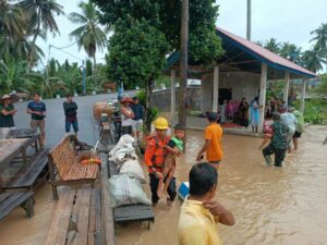 Dinsos Padang Salurkan Bantuan Logistik Bagi Korban Bencana Banjir dan Longsor