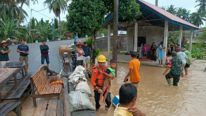 Dinsos Padang Salurkan Bantuan Logistik Bagi Korban Bencana Banjir dan Longsor