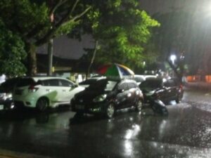 Jalan-Jalan Tergenang, Banyak Kendaraan Terjebak Banjir di Padang