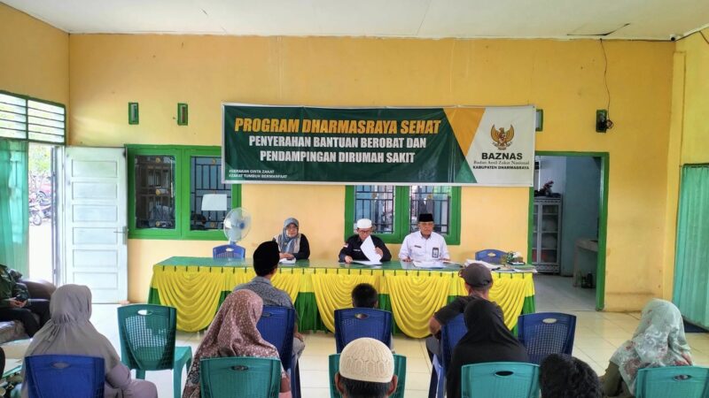 Baznas Kabupaten Dharmasraya menyerahkan penyaluran zakat untuk bantuan berobat dan pendampingan di rumah sakit dalam Dharmasraya sehat.