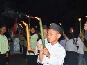 Ribuan Santri di Lubuk Basung Gelar Pawai Obor