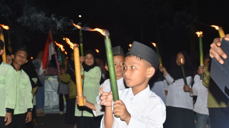 Ribuan Santri di Lubuk Basung Gelar Pawai Obor