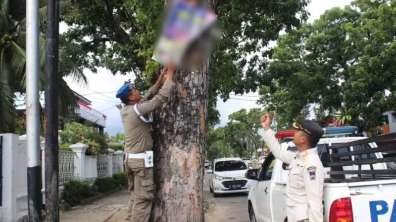 Salahi Aturan, Pol PP Padang Tertibkan Reklame Hingga Baliho