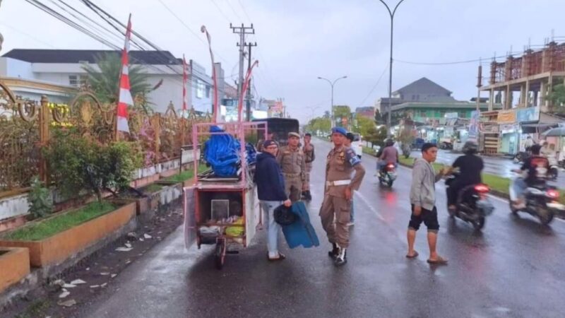 Satpol PP Padang Tertibkan PKL di Jalan Aru Lubeg