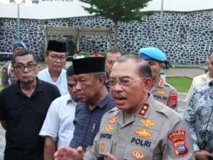 Kapolda Sumbar Irjen Suharyono saat diwawancarai wartawan di Masjid raya Sumbar