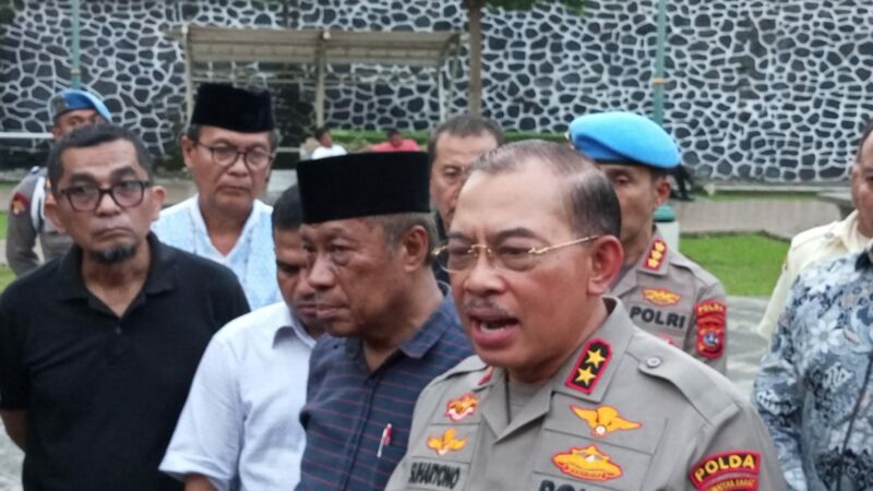Kapolda Sumbar Irjen Suharyono saat diwawancarai wartawan di Masjid raya Sumbar