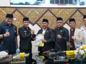 Wawako Padang Ekos Albar menyampaikan secara resmi Nota Pengantar Wali Kota Padang terhadap Rancangan Perubahan Kebijakan Umum Anggaran (KUA)