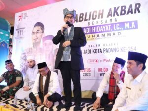 Tausiah di Padang, Ustaz Adi Hidayat Malah Kasih Hadiah Umrah dan Beasiswa