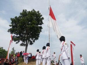 Warga Sungayang Kibarkan Bendera Merah Putih di Puncak Gunung Kasumbo