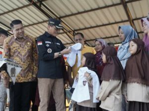 Pemkab Limapuluh Kota Serahkan 11.931 Paket Bantuan Seragam SD dan SMP