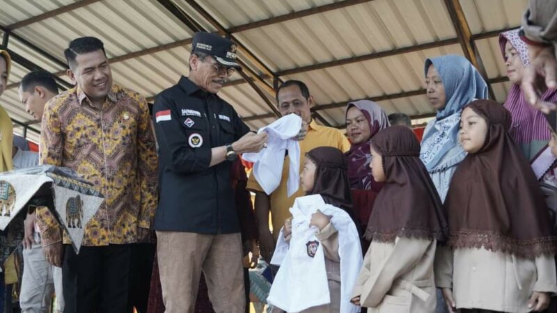 Pemkab Limapuluh Kota Serahkan 11.931 Paket Bantuan Seragam SD dan SMP