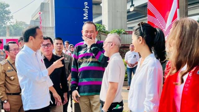 Kesan Para Selebritis Diajak Jokowi Naik LRT