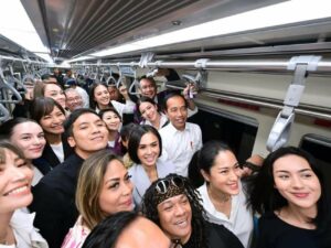 Jokowi Boyong Artis Jajal Transportasi Massal LRT Jabodebek