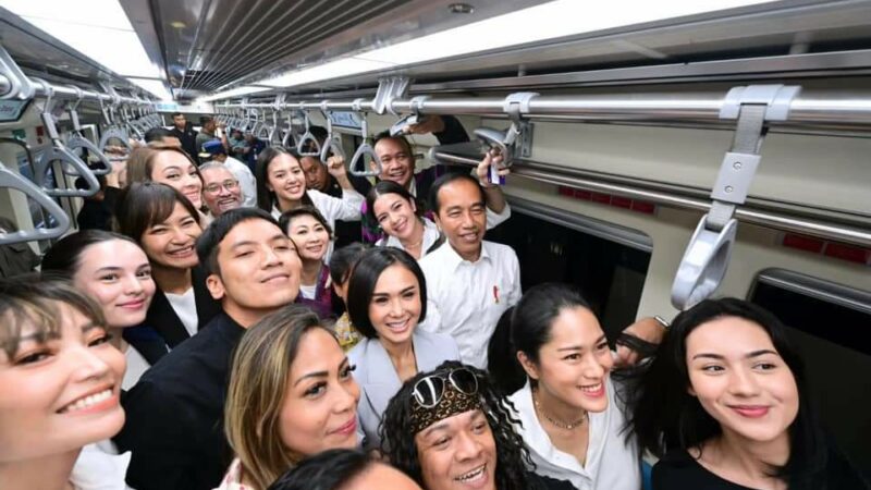 Jokowi Boyong Artis Jajal Transportasi Massal LRT Jabodebek