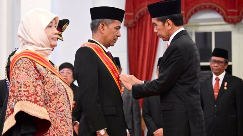 Presiden Anugerahkan Tanda Kehormatan Bagi 18 Tokoh, Ini Daftarnya