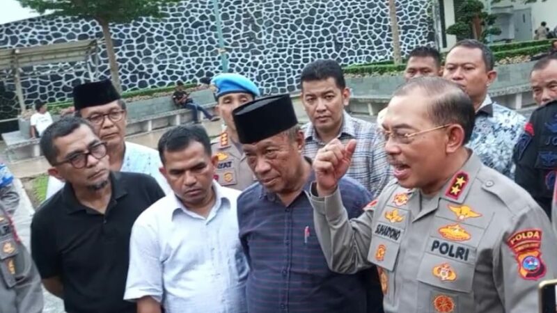 Penjelasan Pengurus Masjid Raya Sumbar Terkait Video Polisi Pakai Sepatu ke Dalam Masjid Kala Memaksa Warga Air Bangis Pulang