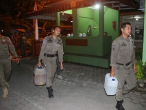 Satpol PP Padang mengamankan dua jeriken tuak atau minuman fermentasi dari sebuah warung di Kelurahan Pampangan, Kecamatan Lubuk Begalung