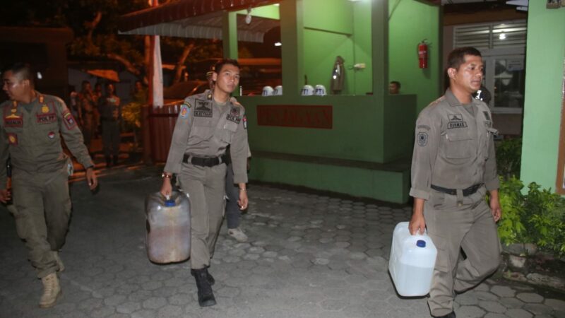Satpol PP Padang mengamankan dua jeriken tuak atau minuman fermentasi dari sebuah warung di Kelurahan Pampangan, Kecamatan Lubuk Begalung