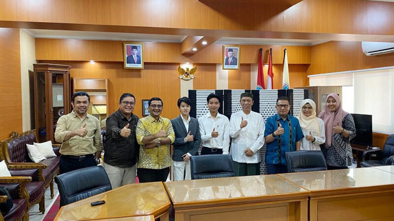 Sebanyak tiga mahasiswa baru dari Kamboja akan mengikuti proses perkuliahan di Universitas Negeri Padang (UNP). Ketiga mahasiswa itu