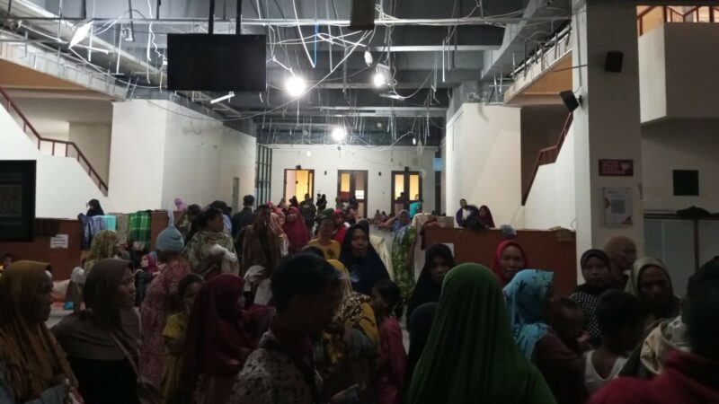 Kondisi Warga Air Bangis di Masjid Raya Sumbar Usai Kehujanan Saat Demonstrasi