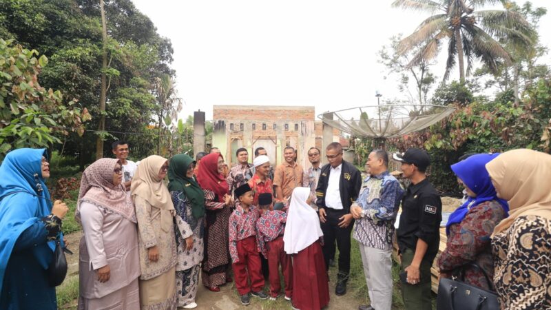 Pj. Wali Kota Payakumbuh Rid Ananda kembali datang membawa bantuan untuk korban kebakaran yang melanda rumah Parno (47) di Kelurahan Padang