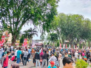 Masyarakat Air Bangis, Kabupaten Pasaman Barat masih bertahan di depan kantor Gubernur Sumatra Barat, Selasa (01/08/2023). Mereka masih menunggu untuk bisa berdialog dengan Gubernur Mahyeldi. Namun, baik gubernur atau wagub, tidak berada di tempat dua hari ini.