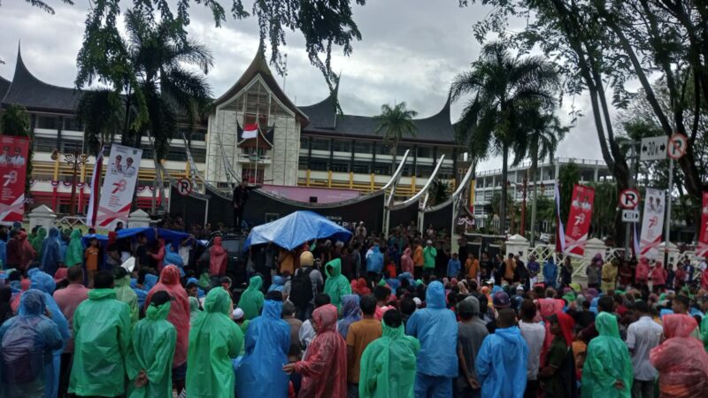 Masyarakat Air Bangis tetap melanjutkan aksi dan tuntutannya walaupun diguyur hujan lebat, Selasa (1/8/2023). Hujan mengguyur Kota Padang
