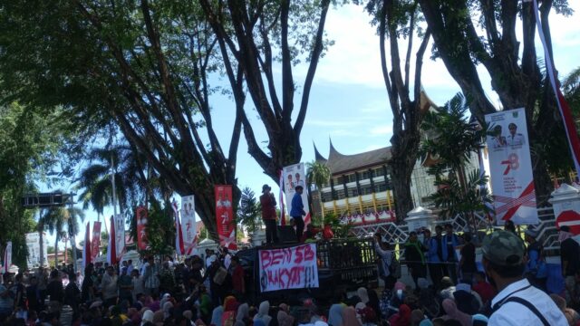 Masuki hari ke tiga, warga Air Bangis kembali seruduk kantor Gubernur Sumatra Barat, Rabu (2/8/2023). Di media sosial, Gubernur Mahyeldi Ansharullah menyatakan akan menemui massa siang ini.