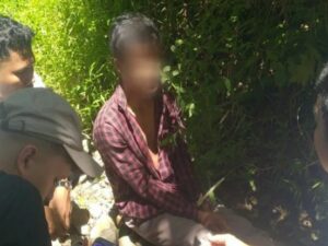 Seorang karyawan koperasi simpan pinjam di Lubuk Basung berinisial AP (27), digerebek warga ketika kedapatan hendak mengisap sabu.