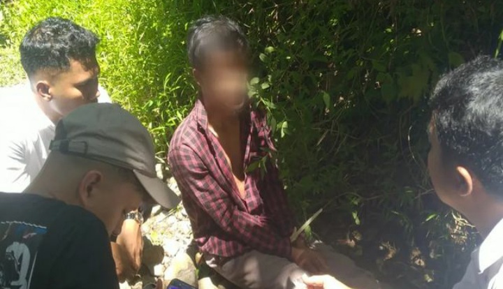 Seorang karyawan koperasi simpan pinjam di Lubuk Basung berinisial AP (27), digerebek warga ketika kedapatan hendak mengisap sabu.